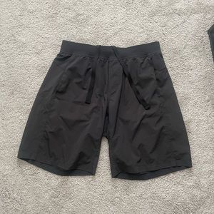 Men’s Lululemon T.H.E linerless shorts 9” XL